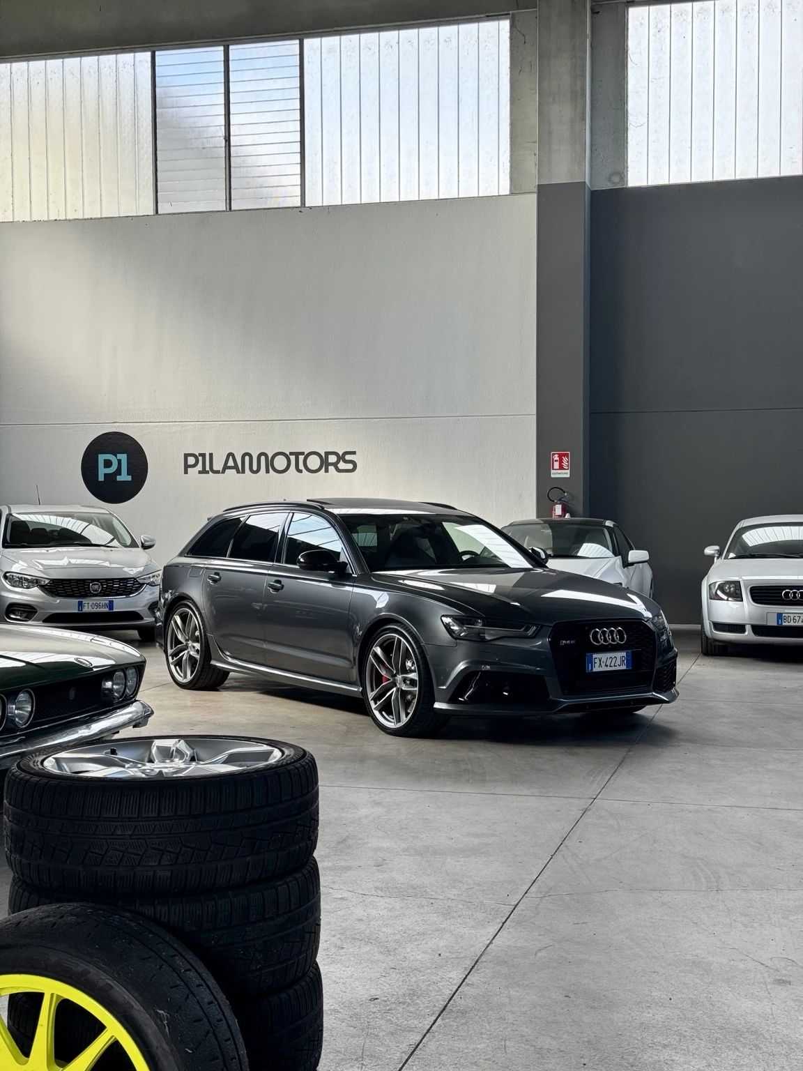 Lo showroom Pila Motors a Castenedolo, con Audi RS6 e vetture classiche